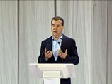 Дмитрий Медведев полагает, что для этого не нужны изменения в законодательстве, достаточно соответствующего пункта в трудовом договоре