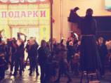 Около двухсот юношей и девушек - участников флеш-моба, представляющих протестантские церкви Москвы, решили совершить символическое "прибивание" тезисов Лютера