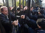 Вначале "чернобыльцы" расшатывали ограждение, опоясывающее площадь перед зданием украинского парламента, а затем опрокинули забор Вначале "чернобыльцы" расшатывали ограждение, опоясывающее площадь перед зданием украинского парламента, а затем опрокинули забор