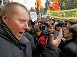 Митингующие прорвали оцепление "Беркута" и подошли вплотную к входу в парламент. Двери Рады закрыты на железный засов, к зданию спешно подтягиваются новые подразделения спецназа Митингующие прорвали оцепление "Беркута" и подошли вплотную к входу в парламент. Двери Рады закрыты на железный засов, к зданию спешно подтягиваются новые подразделения спецназа