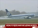 В аэропорту Варшавы приземлился самолет без шасси: очевидцы заметили дым и искры 