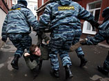 Оппозиционера, плеснувшего водой в прокурора, арестовали до конца года Оппозиционера, плеснувшего водой в прокурора, арестовали до конца года