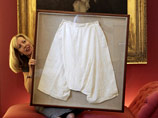 Нижнее белье правительницы Британской Империи королевы Виктории, выставленное на продажу аукционным домом Lyon&Turnbull в Эдинбурге, с успехом продано с молотка