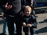 Отец мальчика, активист "Другой России" Сергей Аксенов утверждает, что его малолетнего сына еще и допрашивали в полиции под протокол, фотоснимки которого он публикует в своем блоге