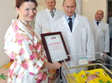 Но Путина это, видимо, ничуть не смутило. Он поздравил маму калининградского новорожденного Елену Николаеву и вручил ей сертификат на улучшение жилищных условий