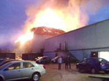 В городе Кандалакша Мурманской области горел торговый центр. Пожару был присвоен второй, повышенный номер сложности. В пожаре погибли владелец мебельного салона и ребенок