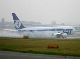 1 ноября в Варшаве аварийно сел Boeing 767, летевший из США. Он приземлился без шасси, во время посадки загорелся двигатель