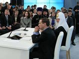 Страстный поклонник интернета, президент России Дмитрий Медведев недоволен одним из его проявлений: он посетовал, что подчас в СМИ по нескольку дней активно обсуждают абсолютно бессмысленные новости