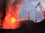В порту Архангельска пылает крупный пожар, там загорелся склад с лесом