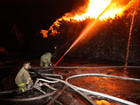 Склад с лесом загорелся в порту Архангельска, пожар охватил 3000 кв. м