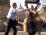 Активистки украинского движения FEMEN завершили тур протеста по Италии, появившись в полуголом виде в центре города-государства Ватикан и угодив в полицию