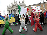 В Ватикане схватили украинок, оголившихся на акции "Молот ведьм" (ФОТО, ВИДЕО)