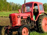 В Якутии пьяный депутат гонялся на тракторе за семьей селян, пытаясь задавить неугодных