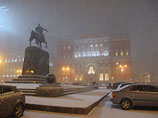 Дождь и мокрый снег, которые обрушились на Москву во вторник и в некоторых районах столицы не прекращается уже несколько часов