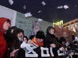 В Москве политические и гражданские активисты в очередной раз вышли на Триумфальную площадь, чтобы выразить протест против нечестных выборов. Как только они растянули плакат "Выборы без оппозиции - преступление" В Москве политические и гражданские активисты в очередной раз вышли на Триумфальную площадь, чтобы выразить протест против нечестных выборов. Как только они растянули плакат "Выборы без оппозиции - преступление"