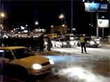Люди, которым надоело ждать, пока сотрудники ГИБДД откроют предназначенный для проезда VIP-машин перекресток, стали выходить на проезжую часть, и губернаторскому автомобилю пришлось остановиться Люди, которым надоело ждать, пока сотрудники ГИБДД откроют предназначенный для проезда VIP-машин перекресток, стали выходить на проезжую часть, и губернаторскому автомобилю пришлось остановиться