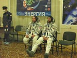 Ранее после облачения космонавтов в летные скафандры, они, находясь в изолированной комнате, по громкой связи через стеклянную перегородку общались с родственниками и руководством космической отрасли. Теперь же, надев скафандры, экипаж будет общаться толь Ранее после облачения космонавтов в летные скафандры, они, находясь в изолированной комнате, по громкой связи через стеклянную перегородку общались с родственниками и руководством космической отрасли. Теперь же, надев скафандры, экипаж будет общаться толь