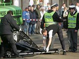Во время перерыва в работе совета директоров он (преступник) совершил вооруженное нападение, в результате которого погибли два члена совета директоров - граждане Чешской республики, и был ранен генеральный директор фирмы Во время перерыва в работе совета директоров он (преступник) совершил вооруженное нападение, в результате которого погибли два члена совета директоров - граждане Чешской республики, и был ранен генеральный директор фирмы