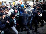 В Варшаве антифашисты пытались помешать маршу националистов, произошли столкновения с полицией В Варшаве антифашисты пытались помешать маршу националистов, произошли столкновения с полицией