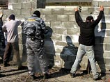 Российская полиция забирает рабочих мигрантов из Таджикистана со строек в Москве, ей отдан приказан относиться к таджикам без пощады и забирать всех, сообщает "Газета.Ru"