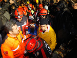 Сообщается также, что с момента второго землетрясения спасатели извлекли живыми из-под завалов 30 человек