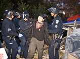 Полиция под крики "Позор!" снесла палаточный городок в Окленде и арестовала протестующих