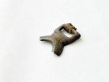 Обломок бронзовой пряжки, предположительно отлитой в Сибири 1,5 тыс. лет назад, найден на Аляске