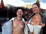 А вот представители нетрадиционной сексуальной ориентации на инициативу ЗакСа ответили протестом. Накануне голосования девушки из арт-группы "Ле хаим!" устроили стриптиз напротив Кремля