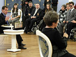Медведев встретился с инвалидами и обещал им всяческое содействие в решении их невзгод. Наблюдатели полагают, что таким образом Медведев пытался заручиться поддержкой этой части российских избирателей