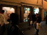 Итальянская компания Benetton, производящая одежду, отозвала рекламный плакат с фотомонтажем изображения целующихся Папы Римского Бенедикта XVI и египетского имама Ахмеда ат-Тайиба