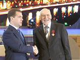 Медведев наградил телевизионщиков, они кокетничали, пели песни и говорили, что российское ТВ - лучшее в мире