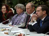 Путин и Медведев встретились в Зимнем саду с пенсионерами, рассказали им об их будущей жизни и получили варежки
