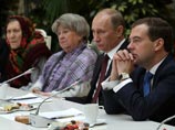 Путин и Медведев встретились в Зимнем саду с пенсионерами, рассказали им об их будущей жизни и получили варежки Путин и Медведев встретились в Зимнем саду с пенсионерами, рассказали им об их будущей жизни и получили варежки