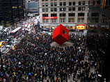 Несколько сотен участников движения "Захвати Уолл-стрит" в Нью-Йорке в четверг пытаются прорваться в финансовый центр города, чтобы начать там празднование двухмесячного юбилея со дня начала кампании