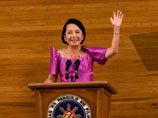 Глория Арройо, с 1998 года занимавшая пост вице-президента, стала главой Филиппин по итогам Второй народной революции 2001 года