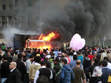 Столкновения продолжаются на подступах к зданию МВД, куда пытаются прорваться протестующие