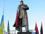 Во Львовской области священники освятили памятник Степану Бандере