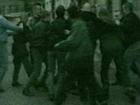 У подмосковного бара гастарбайтеры-самбисты зверски избили местных жителей, попросивших не лезть без очереди У подмосковного бара гастарбайтеры-самбисты зверски избили местных жителей, попросивших не лезть без очереди