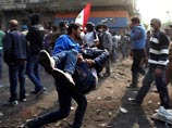 Несмотря на мирные настроения самой площади, буквально в 100 метрах, на прилегающей к Тахриру улице Мухаммеда Махмуда, до сих пор продолжаются столкновения демонстрантов с полицией, обороняющей здание МВД Египта