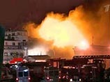 Теплоход "Сергей Абрамов" в Москве вновь охвачен пожаром. МЧС успокаивает: "Там уже гореть нечему" Теплоход "Сергей Абрамов" в Москве вновь охвачен пожаром. МЧС успокаивает: "Там уже гореть нечему"