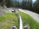Австрийский горнолыжный курорт Серлесбанен в тирольском Мидерсе теперь известен на весь мир благодаря безбашенному туристу, снявшему экстремальное видео на местном аттракционе Sommerrodelbahn