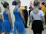 В Петрозаводске глава государства встретился во Дворце творчества с работниками дошкольного образования и детских учреждений культуры, однако прежде заглянул на занятия детской танцевальной секции