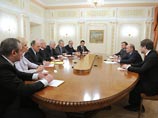 По одним данным, когда лидер партии власти приводил доводы в пользу своего утверждения, что без большинства ЕР в парламенте Россию ждет кризис, в резиденции главы правительства в Ново-Огареве неожиданно выключился свет По одним данным, когда лидер партии власти приводил доводы в пользу своего утверждения, что без большинства ЕР в парламенте Россию ждет кризис, в резиденции главы правительства в Ново-Огареве неожиданно выключился свет