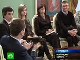 Он пояснил, что "хотя пробки в нашем городе не из-за мигалок, тем не менее, я думаю, что с этим будет легче" Он пояснил, что "хотя пробки в нашем городе не из-за мигалок, тем не менее, я думаю, что с этим будет легче"