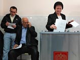 В Южной Осетии начались президентские выборы - во второй тур вышли руководитель МЧС Анатолий Бибилов и бывший министр образования Алла Джиоева, которых на первом этапе разделили всего несколько голосов (25,44% и 25,37% соответственно)
