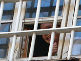 Накануне Тимошенко перевели из камеры, которая своими окнами выходила на улицу, вглубь здания, чтобы она не слышала происходящего у стен изолятора