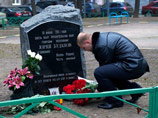 Памятник Юрию Буданову появился во дворе дома на Комсомольском проспекте на месте гибели бывшего полковника российской армии, отсидевшего за изнасилование и убийство