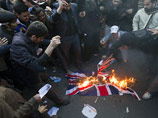 Демонстранты ворвались в посольство Великобритании в центре города, выкидывают из окон документы и жгут британские флаги, протестуя против новых санкций Лондона в отношении Тегерана