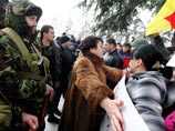 Об этом Джиоева заявила, выступая перед своими сторонниками на главной площади Цхинвали в среду, где собрались тысячи человек
