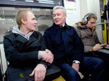 Собянин снова покатался на метро, расспрашивая москвичей о новых вагонах